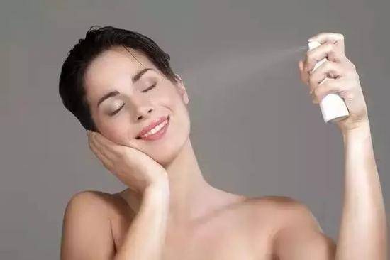 皮肤|同在夏日美黑店打工王一博都黑了 乔欣是在偷懒吗