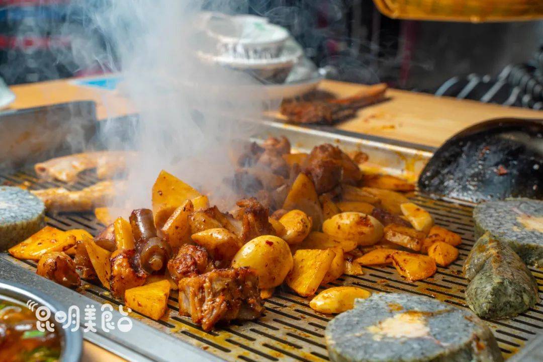 昆明|路边卖烧烤，好吃到车辆水泄不通昆明43斤村花找不到对象