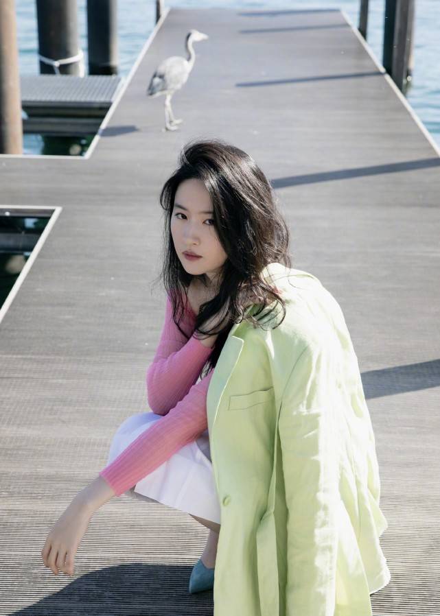 上衣|刘亦菲晒美照，穿粉色一字领上衣配白半身裙，网友：回归仙女状态