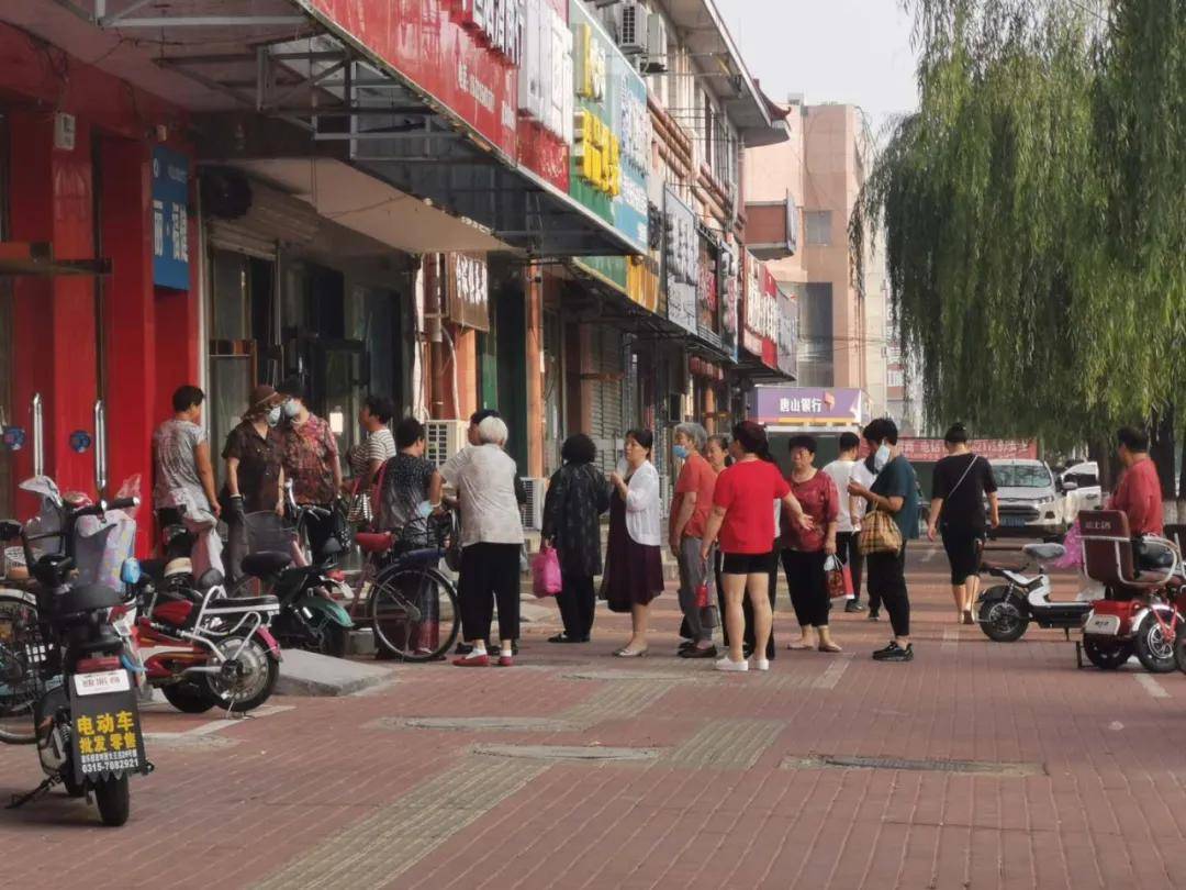 迁安老人定点聚集迁安一小店门前究竟为哪般