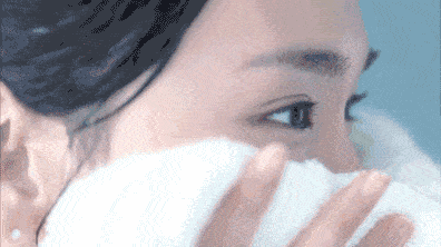 皮肤|同在夏日美黑店打工王一博都黑了 乔欣是在偷懒吗