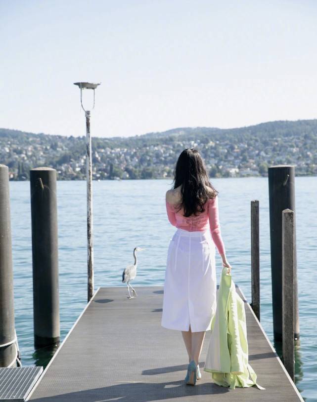 上衣|刘亦菲晒美照，穿粉色一字领上衣配白半身裙，网友：回归仙女状态