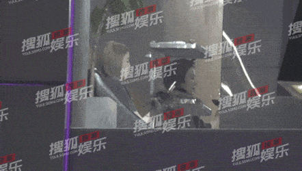 女儿|原创李嫣陪妈妈做头发，王菲店内喝酒又抽烟，出门还踩空险摔倒