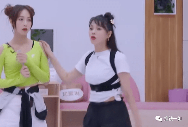 万茜刚|前几天万茜刚骨折，今天张雨绮就差点被泥石流击中！这节目组是有毒吗？！