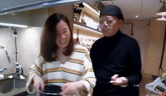 筷子|原创59岁欧阳震华工作骤减暴瘦,眼袋巨大脸下垂,还惊现筷子腿