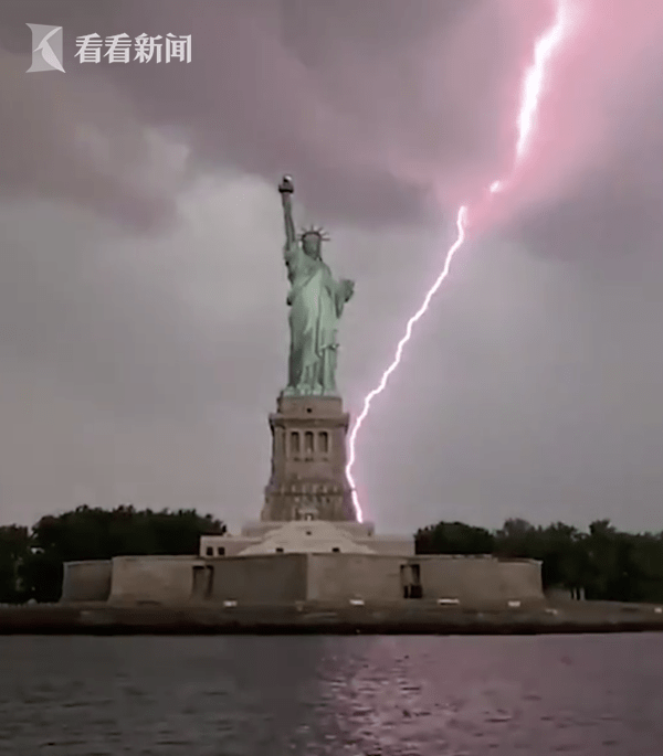 美国自由女神像被闪电击中 现场犹如灾难大片