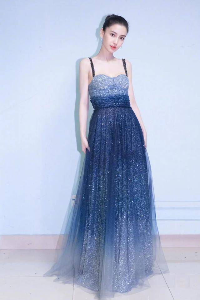 瞩目|baby晒冲浪视频，穿性感泳衣大长腿瞩目，打破身材比例55分谣言