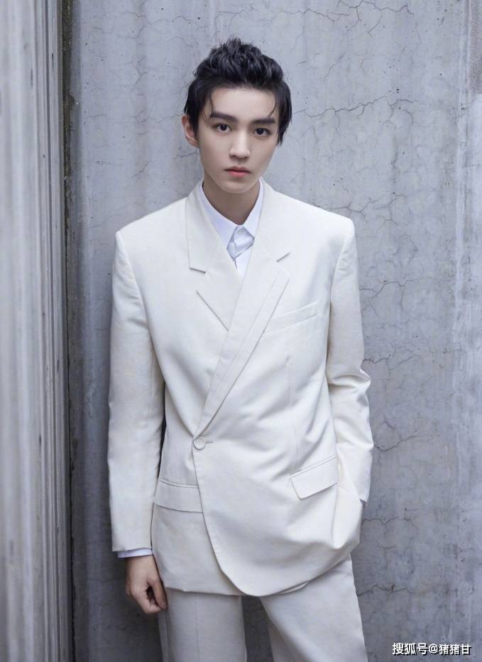 王俊凯|赵丽颖星河渐变抹胸裙，baby鲜花刺绣裙，王俊凯白西装，谁更美