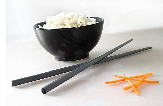使用筷子有助大脑发育，孩子多大可以使用筷子？