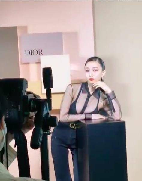 木村|暗黑媚惑妆失败，木村心美透视风变“妈咪”，妈妈小背心还踩一脚