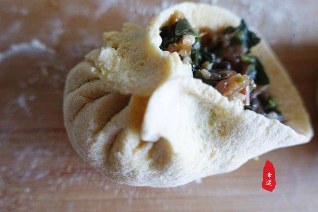 黑木耳|皮薄馅大馅抱团,黑木耳脆爽让口感更佳色泽金黄的菜窝窝出锅了