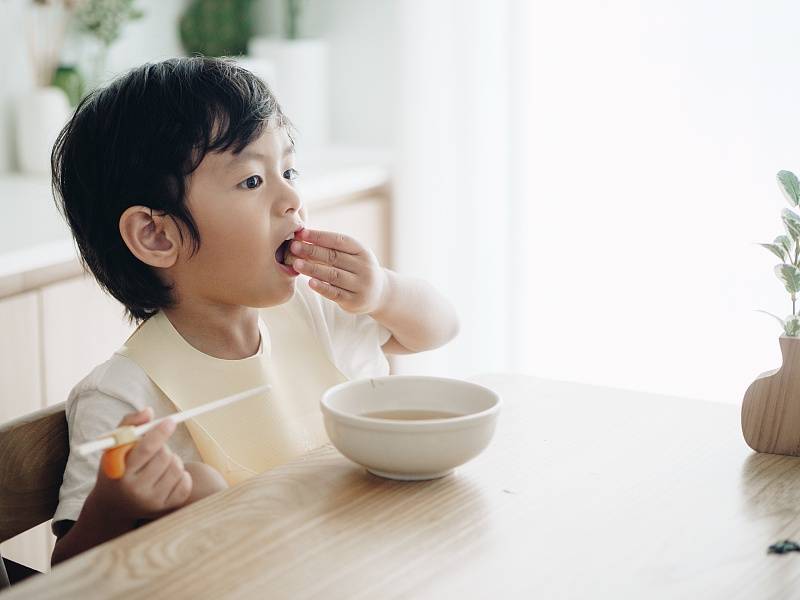 妈妈你冷静点!宝妈"杀鸡儆猴式"喂饭,看得宝宝乖乖吃饭