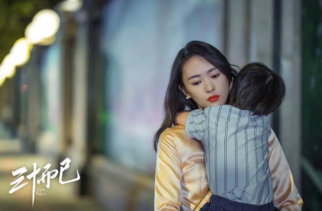 原创何雯娜深夜因《三十而已》台词流泪，怀抱女儿满脸温柔，母爱爆棚