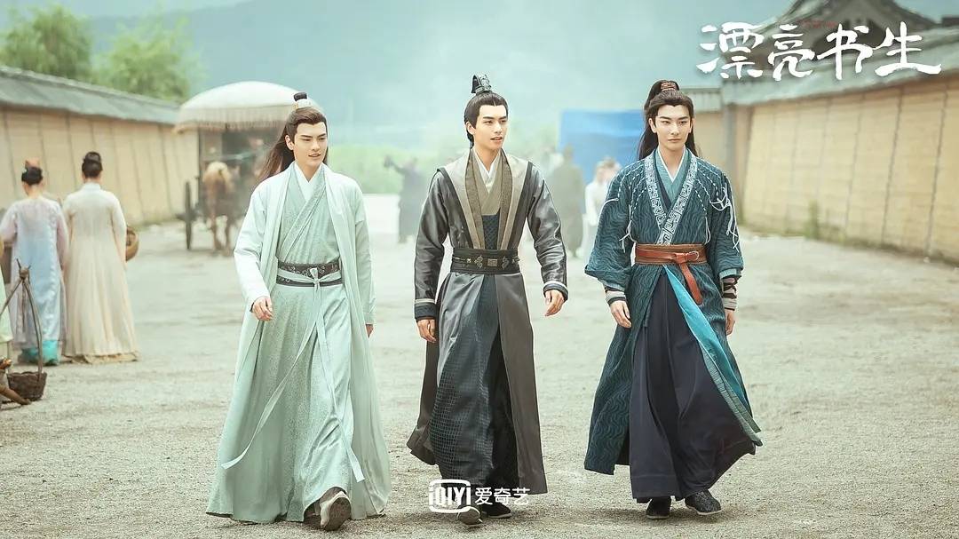 鞠婧祎、宋威龙新剧开播，全网热度第3，但滤镜