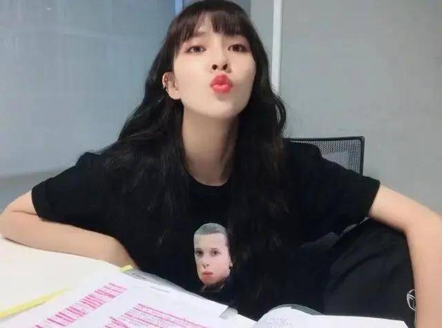 张一山|张一山恋情再添实锤?被拍到现身宋妍霏小区彻夜未出,两人曾多次传绯闻却不否认