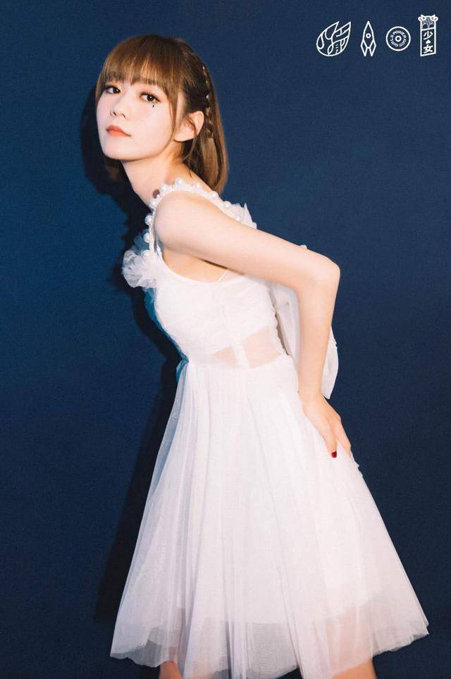 造型|火箭少女最新大片曝光，暗黑系新娘造型好别致，烟熏妆容真吸睛