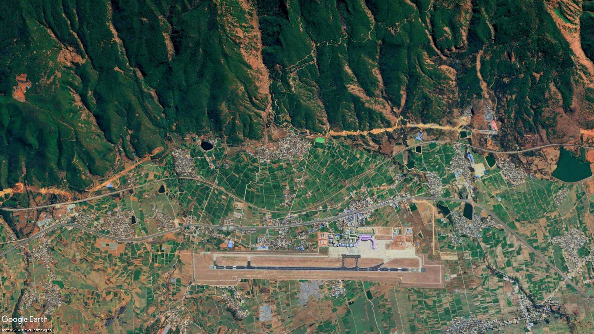 卫星看丽江三义国际机场，山谷下的紫色屋顶，别具一格