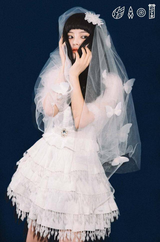 造型|火箭少女最新大片曝光，暗黑系新娘造型好别致，烟熏妆容真吸睛