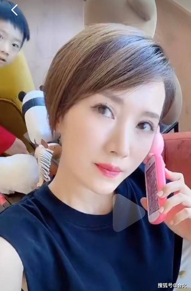 豪门|原创35岁李念晒视频扮嫩，儿子意外出镜曝正面秒离开，嫁豪门屡传婚变