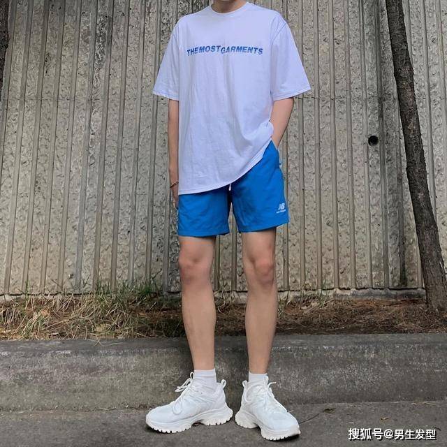 男生简单帅气的夏日穿搭,有这5套衣服就够了,轻松出门耍帅