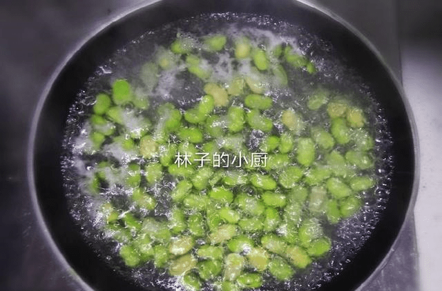 2,还是用刚才这锅开水,继续把牛皮菜茎放入煮两分钟