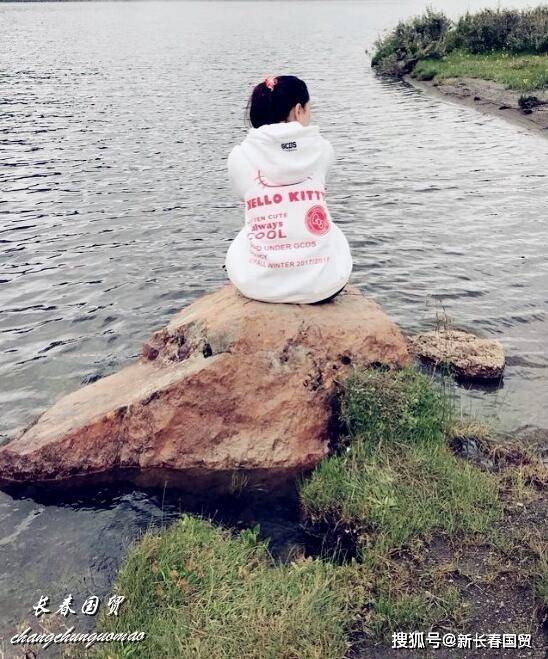 54岁周海媚扎马尾辫赤脚坐水边,保养得宜美如少女