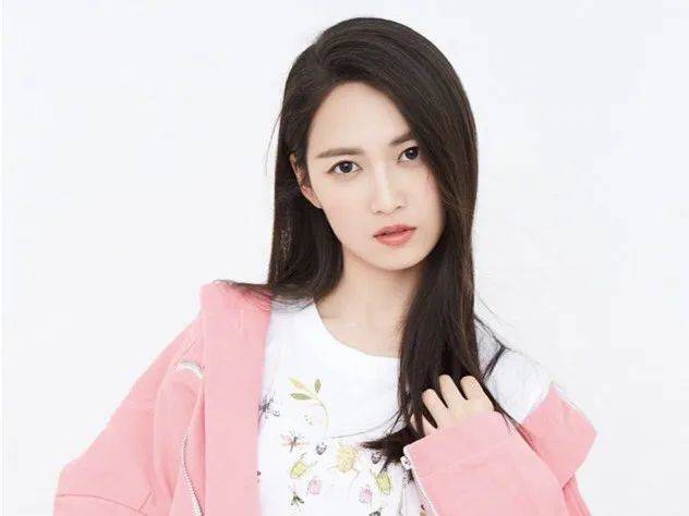 男方|原创当红人气小花恋情被曝光？男方着急否认是心虚吗？