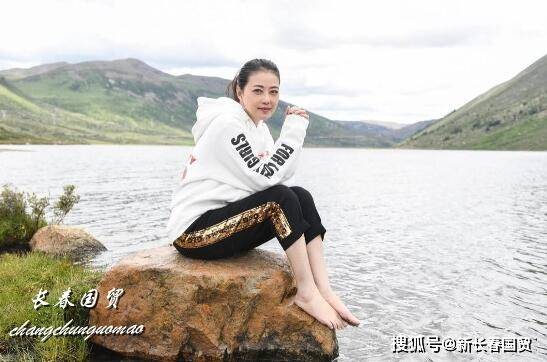 54岁周海媚扎马尾辫赤脚坐水边,保养得宜美如少女