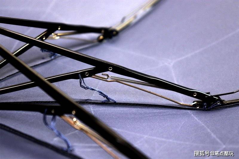 照明|一键收+不湿身+遮烈日+照夜路！90分的雨伞能耐蛮大，今夏备一把