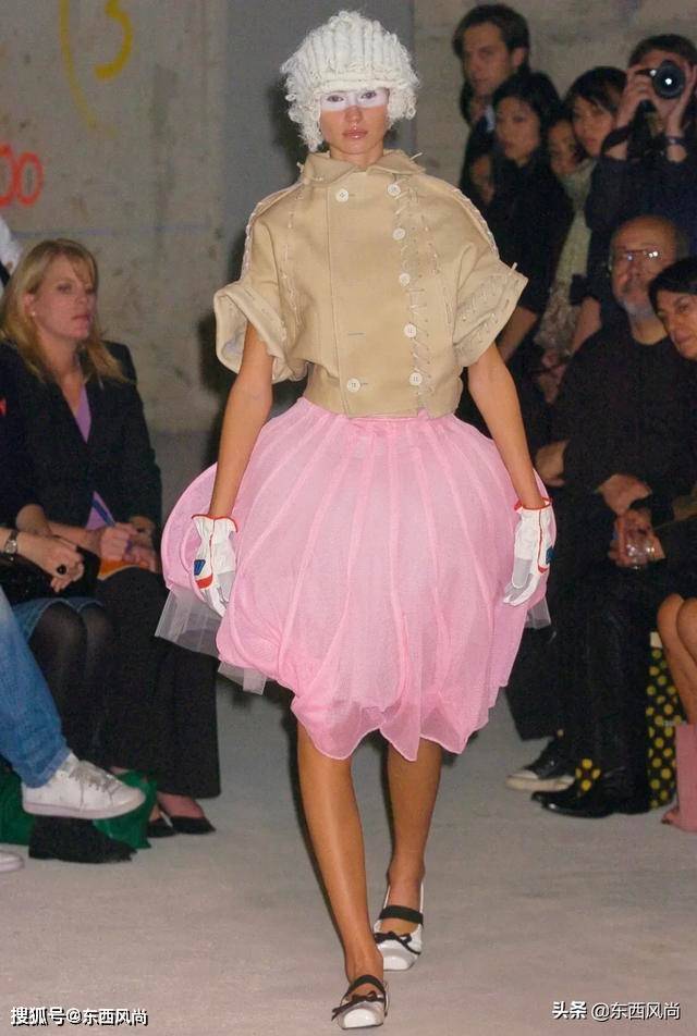 裙装|在芭蕾舞短裙上，找到的设计灵感的裙装，运用了大量的彩色薄纱