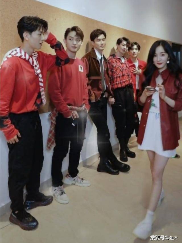 片酬|原创杨幂旗下艺人比跑龙套还惨,片酬一天仅一千?没助理还自备折叠椅