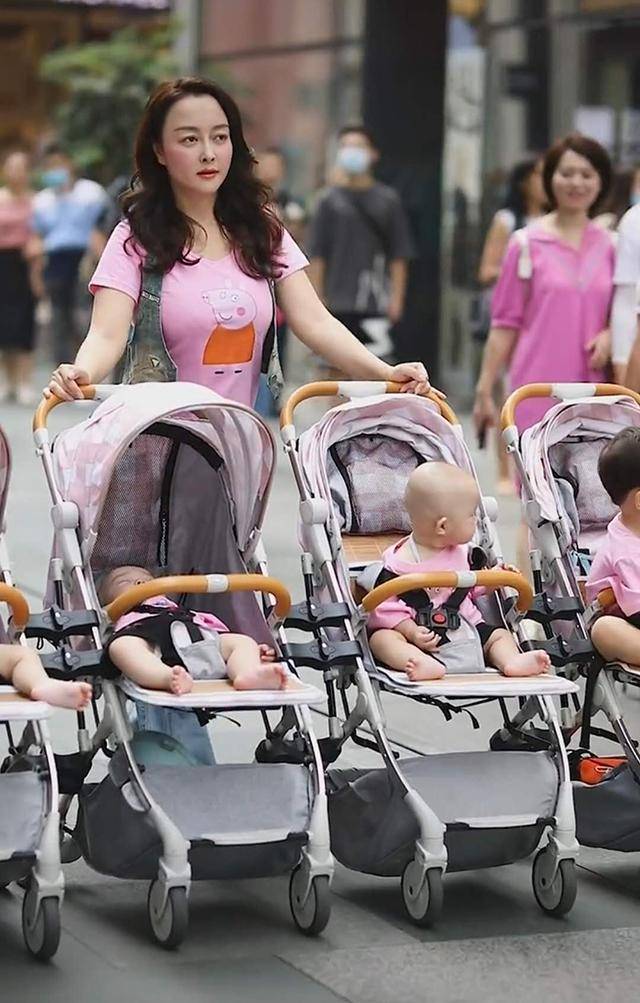 小两口带6个娃逛街“横行霸道”，路人回头率100%，网友：羡慕不来