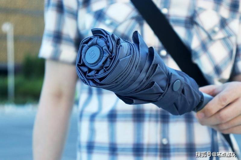 照明|一键收+不湿身+遮烈日+照夜路！90分的雨伞能耐蛮大，今夏备一把