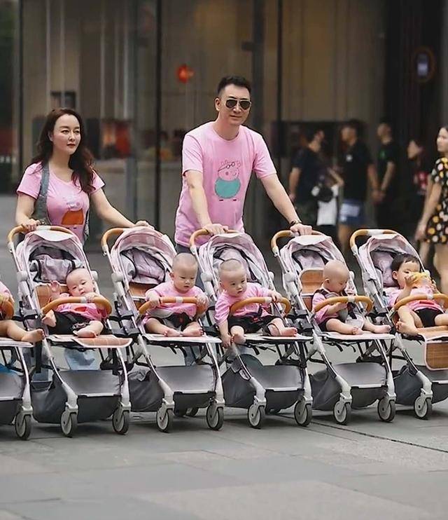 小两口带6个娃逛街“横行霸道”，路人回头率100%，网友：羡慕不来