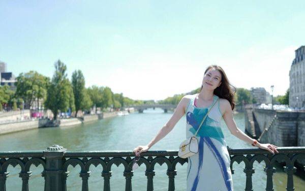 连衣裙|谢杏芳国外度假太随性，穿无袖雪纺连衣裙简约大气，女人味溢出来