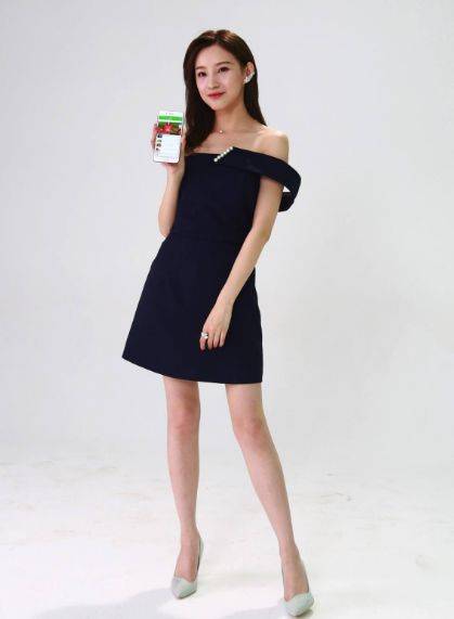 董卿退位,新90后央视一姐上线,颜值高身材好被赞“腿精”