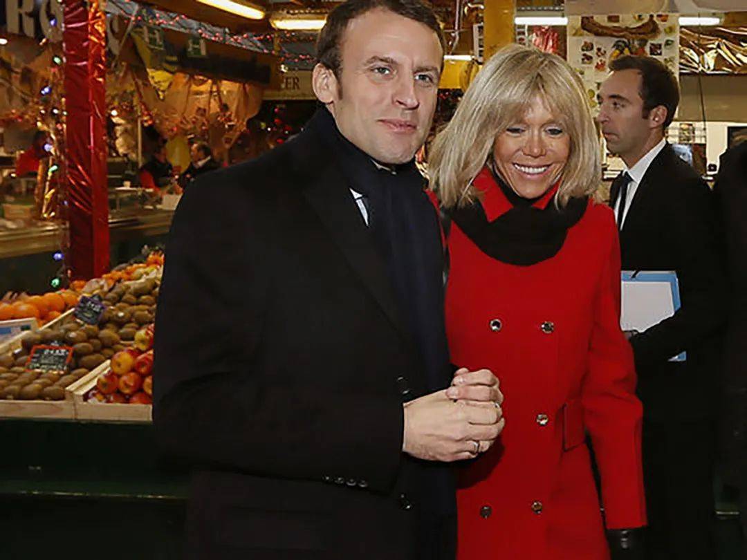 布丽|67岁布丽吉特瘦成纸片人，麻杆腿引领时尚，但上下一样粗看不见腰