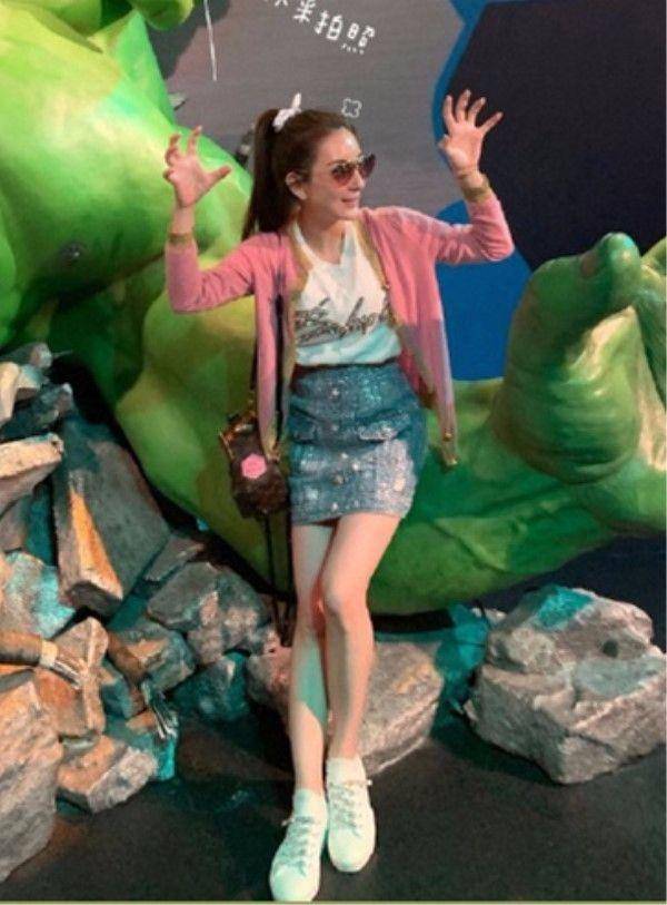 方媛|熊黛林素颜现身，穿碎花裙有点老气，赶方媛差了几分清纯气质！