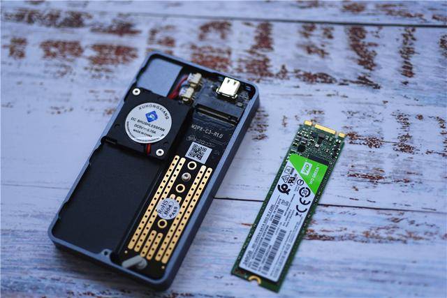 电源|10Gb/s速率，加一个小风扇，自制一个持续低温的移动硬盘