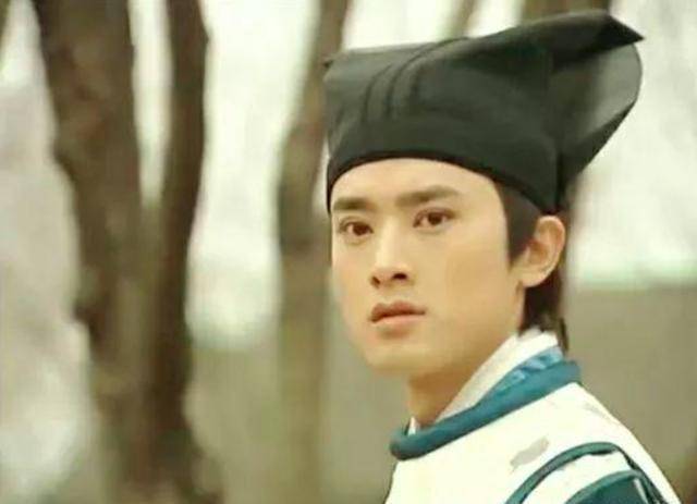 淡出娱乐圈多年，网友街头偶遇任泉，短裤配拖