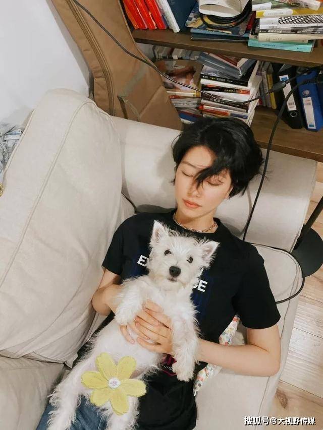 Susie|李亚鹏新女友罕见现身，“竹竿腿”太纤细，比王菲漂亮不止一点点