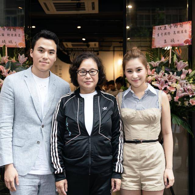 离场|何超莲第二家牛肉面店开业半年倒闭离场，赌王千金也难撑入不敷出