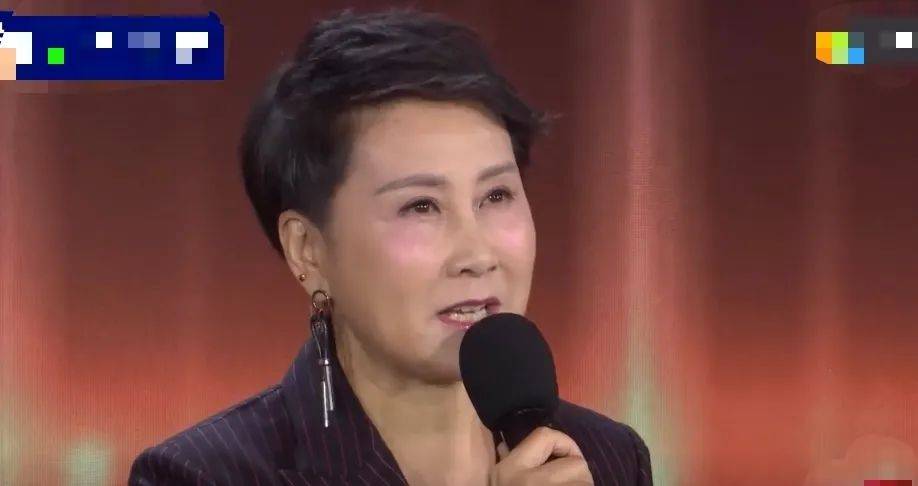 央视镜头下的女星:65岁奚美娟同框张萌丝毫不输