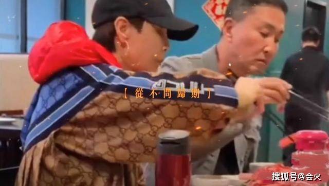 讨老婆|原创58岁吴刚扮女装讨老婆开心，被赞是美人，嘟嘴卖萌私下形象反差大