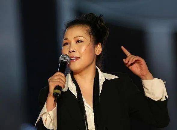 鞋拔子|54岁田震近照,染金发打扮时髦,变鞋拔子脸大鼻孔认不出