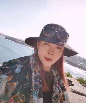 鞋拔子|54岁田震近照,染金发打扮时髦,变鞋拔子脸大鼻孔认不出