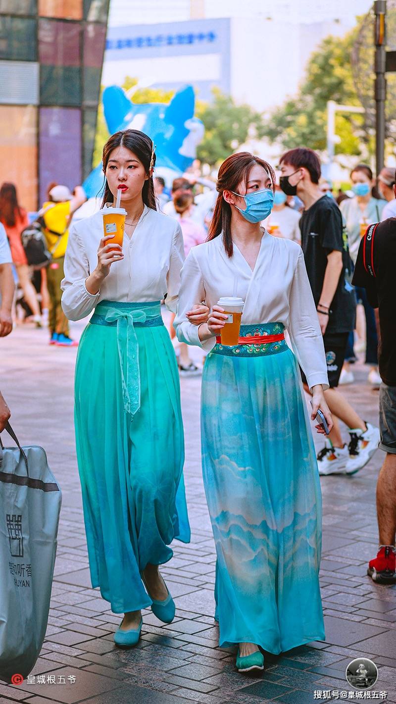 灵感|街拍：积极地面对生活，生活会给你带来更多关于时尚的灵感