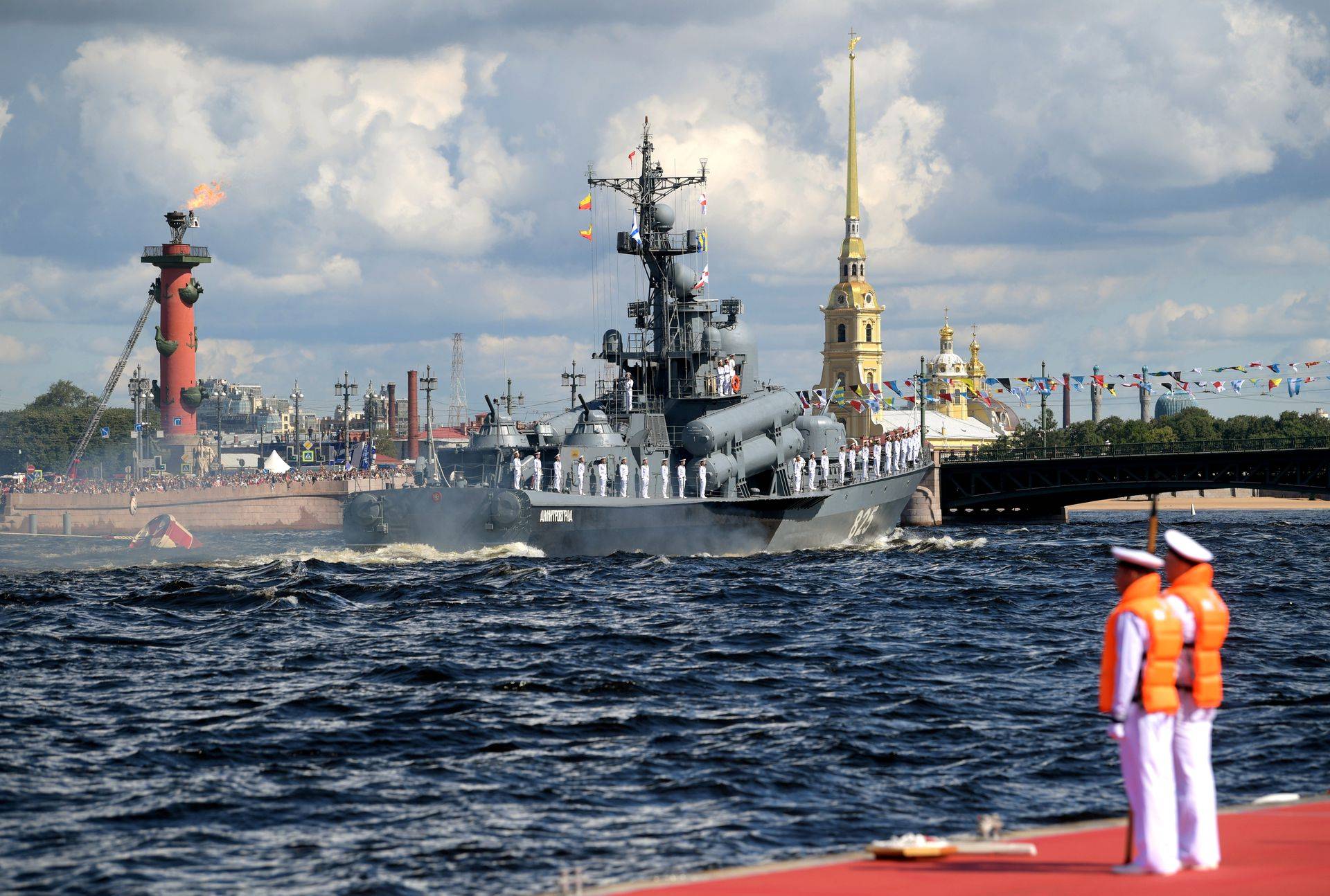 普京出席俄罗斯阅兵当天，乌克兰军机袭击黑海舰队，泽连斯基下令撤离
