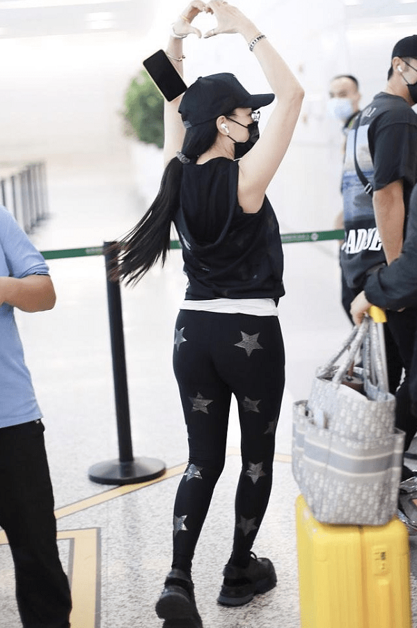 身材|钟丽缇一点不自重？又穿“无痕裤”秀身材，生图下一脸黝黑好显老