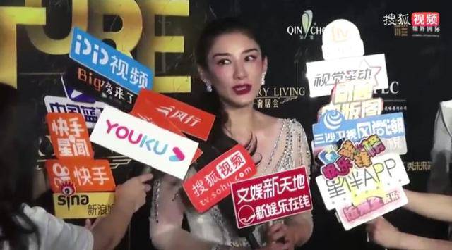 钮祜禄|终于摆脱前夫后，黄奕以“钮祜禄式”浓妆出席活动，被指容光焕发